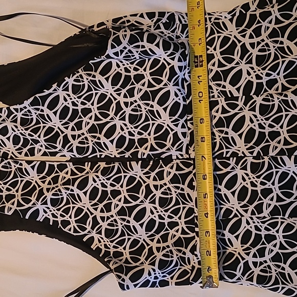 Shoulder-baring black and white, knee-length dress - Picture 8 of 10